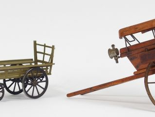 Lot de 2 jouets début XXème dont une charrette en bois roues métal (ma