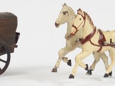 Lot de 2 attelages jouets anciens en tôle, état d'usage nécessitant de