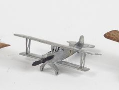 Lot de 3 avions miniatures en tôle. 11 cm, état d'usage, manque hélice