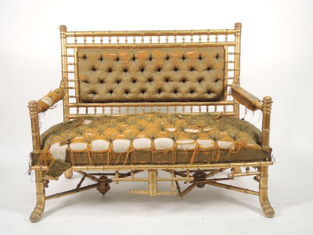 Canapé Napoléon III en bois doré, piétement bambou on y joint une pair
