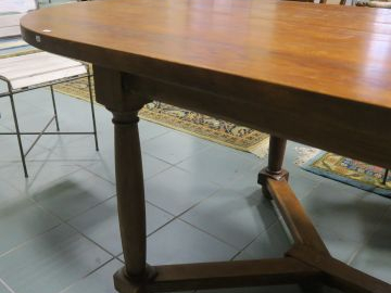 Grande table de salle à manger en ormeau, piétement réuni par une entr