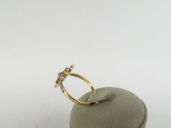 Bague 1900 or et brillants en forme de fleuron. 4 g