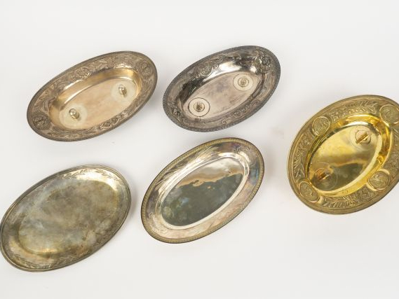 Ensemble de plateaux et de burettes dépareillés en argent et vermeil. 