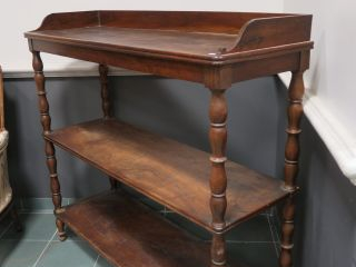 Paire de dessertes Restauration en noyer, à trois plateaux