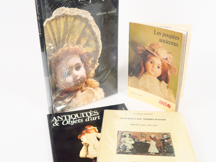 Lot de 4 volumes sur les poupées dont :  - les poupées anciennes Ouest
