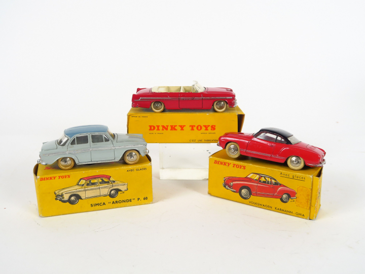 Lot de 3 miniatures Dinky Toys au 1/43e dont : - Simca 'Aronde' P60 re