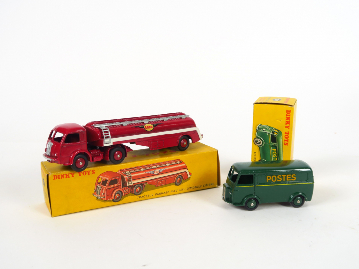Lot de 2 Dinky Toys :  - Fourgon postal D3A ref. 25BV, bel état, boite