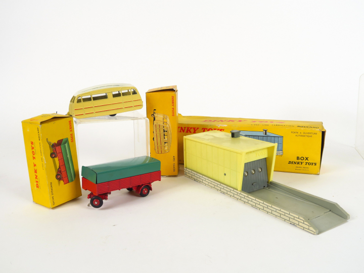 Lot de 3 Dinky Toys :  - Caravane ref. 811, bel état, boite bel état d