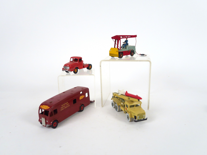 Lot de 4 camions et utilitaires Dinky Toys et Solido en mauvais état :