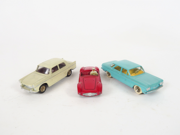 Lot de 3 miniatures Dinky Toys 1/43e bel état d'usage : - Maserati 22A