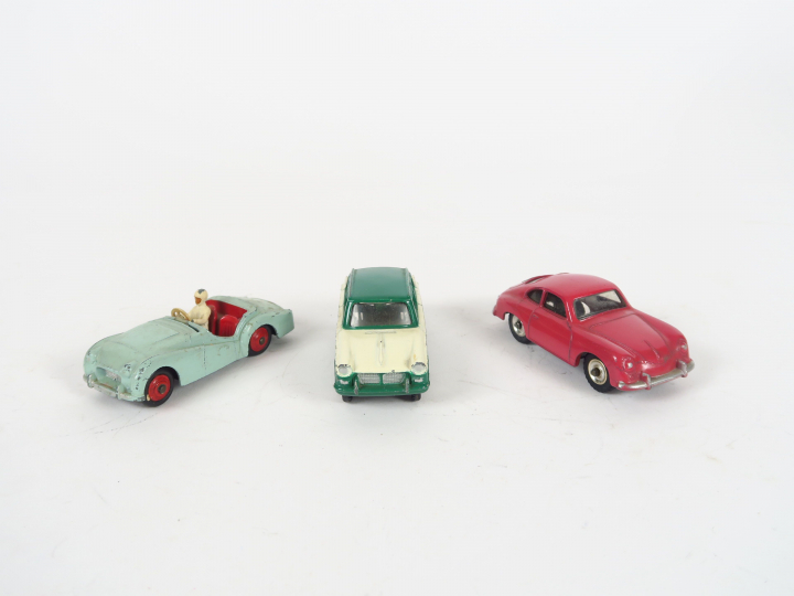Lot de 3 miniatures Dinky Toys en état moyen et mauvais état