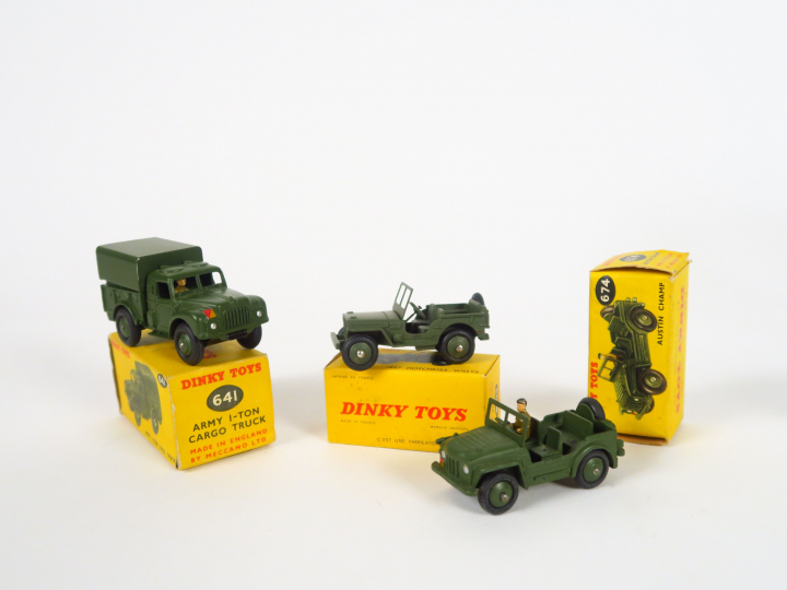 Lot de 3 miniatures Dinky Toys : - Army I-tib-cargo truck, très bel ét