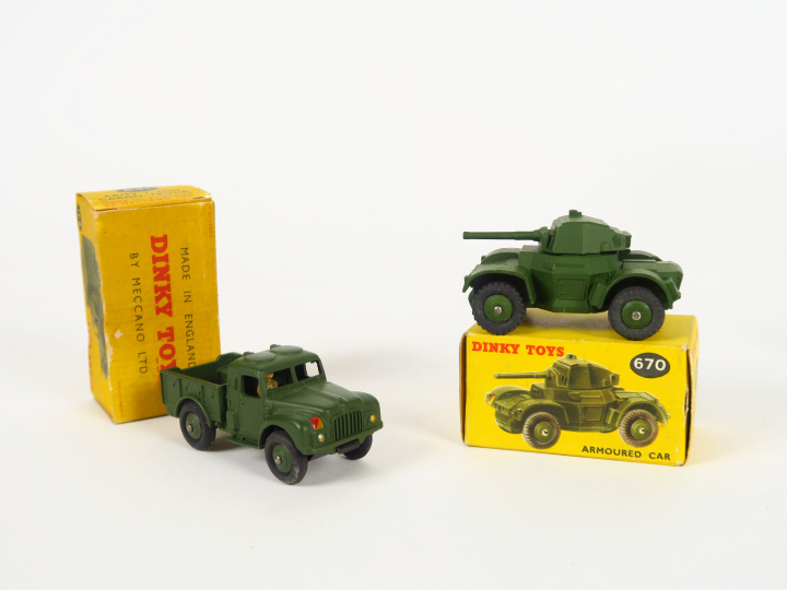 Lot de 2 miniatures Dinky Toys :  - Army I ton Cargo Truck ref. 641, t