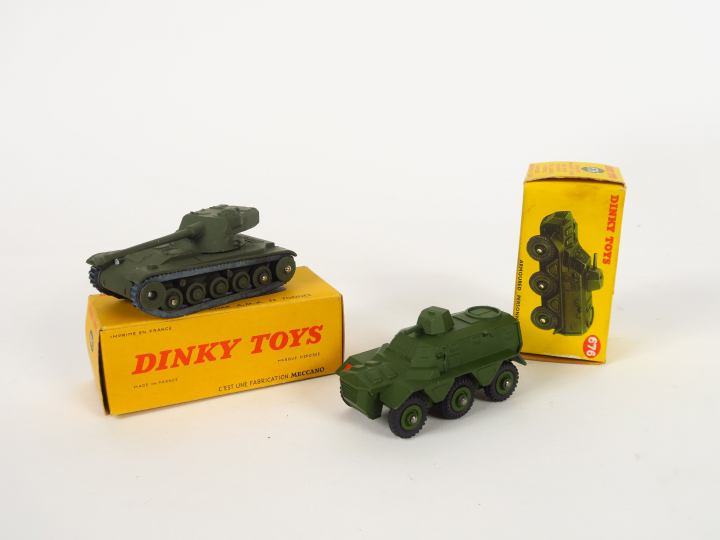 Lot de 2 miniatures Dinky Toys :  - Amoured personnel carrier 676, trè