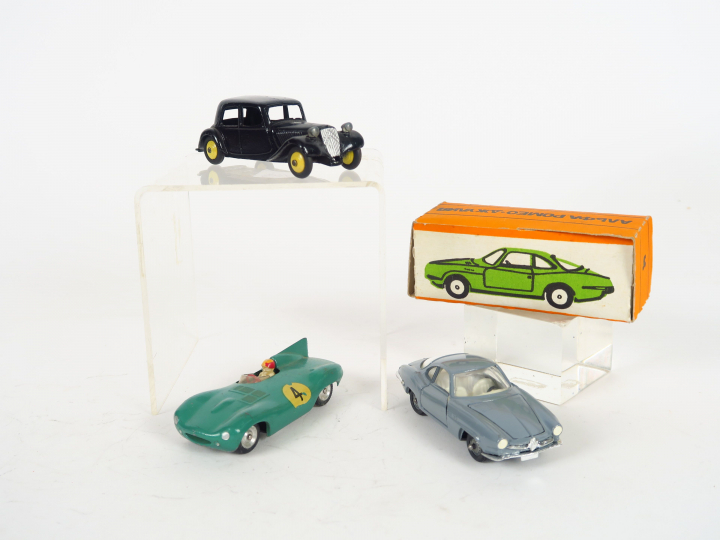 Lot de 3 miniatures dont :  - Citroën 11BL noire état d'usage - Jaguar