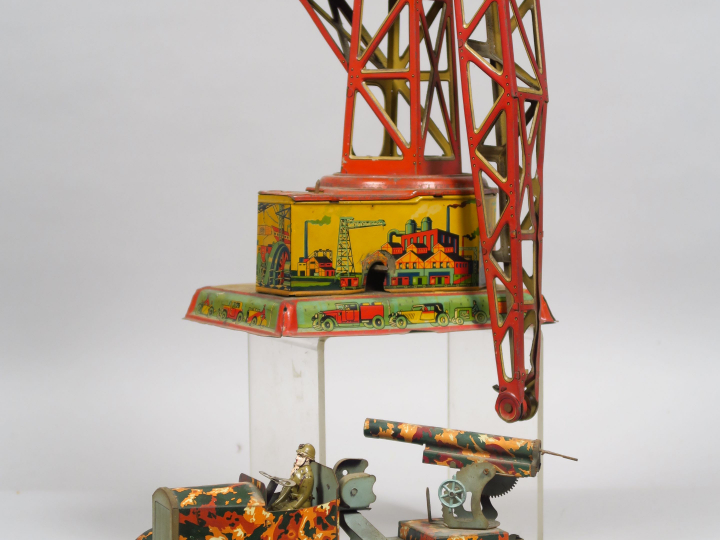 	2 jouets en tôle lithographiée grue et voiture militaire