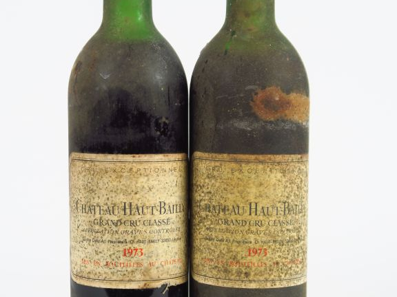 2 BOUTEILLES CHÂTEAU HAUT BAILLY GCC GRAVES - 1973 - 1 HEP/1 MEP/ET