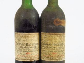 Vente aux enchères 2 BOUTEILLES CHÂTEAU HAUT BAILLY GCC GRAVES - 1973 - 1 HEP/1 MEP/ET