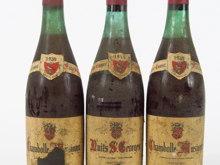 3 BOUTEILLES GRIVELET : 2 CHAMBOLLE MUSIGNY 1938 3 CM/1 ED - 1 NUITS S