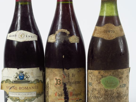 3 BOUTEILLES : 1 VOSNE ROMANEE 1970 3 CM - 1 CLOS DE VOUGEOT PICARD NM