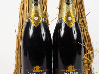 Vente aux enchères 2 BOUTEILLES CHAMPAGNE POMMERY - 1952 - NIVEAUX MOYENNEMENT BAS/COIFFE