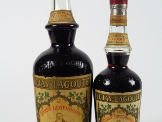 Vente aux enchères 2 VIEUX FLACONS : GRANDE CREME DE CASSIS 'LE MOINE LEGENDAIRE' LE JAY 