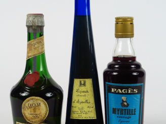 Vente aux enchères 3 FLACONS : 1 LIQUEUR (20 cl) D'AZEROLLES/ 1 LIQUEUR (35 cl) MYRTILLE 