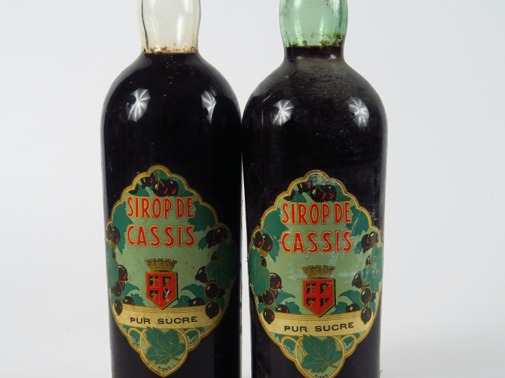 2 VIEILLES BOUTEILLES (1 l) SIROP DE CASSIS