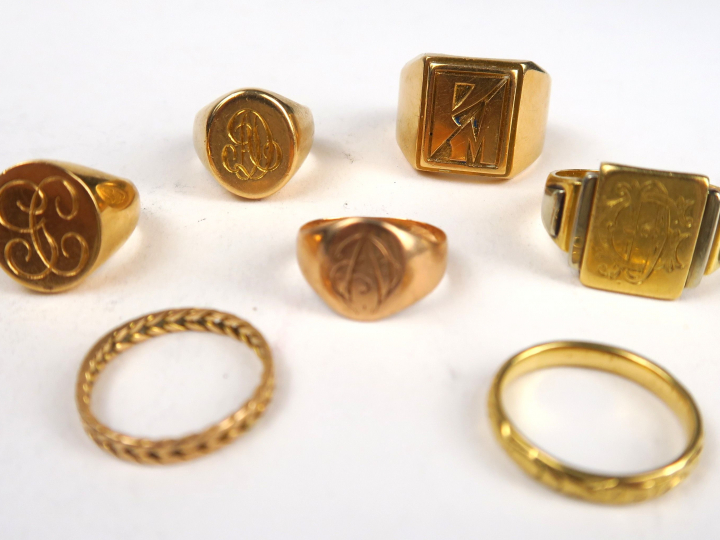 Lot d'or comprenant 5 chevalières chiffrées et deux alliances. Poids :