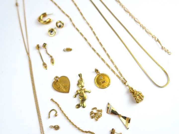 Lot d'or comprenant : chaines, breloques, médailles… Poids : 37 g