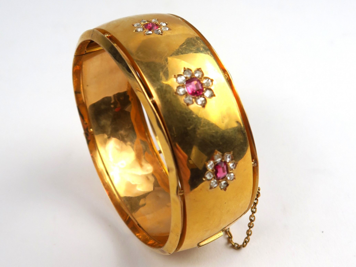Bracelet manchette Napoléon III en or, orné de rubis dans un entourage