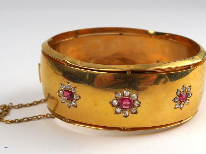 Bracelet manchette Napoléon III en or, orné de rubis dans un entourage