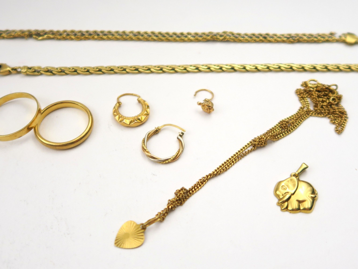 Lot d'or comprenant deux bracelets, une chaine et son pendentif en for