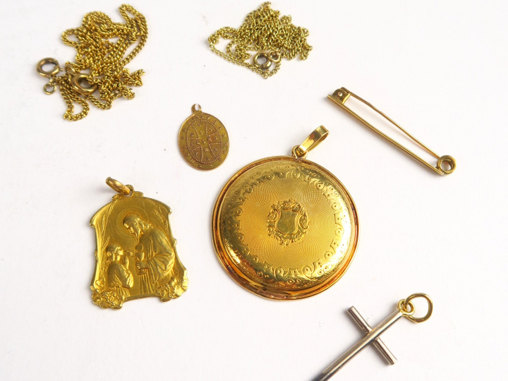 Lot en or comprenant , partie de montre de gousset transformée en pend
