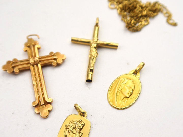 Lot d'or comprenant : une chaine en or, deux différentes médailles et 