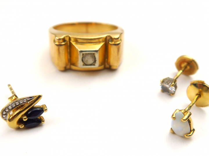 Bague chevalière ornée d'une pierre blanche et trois différentes puces
