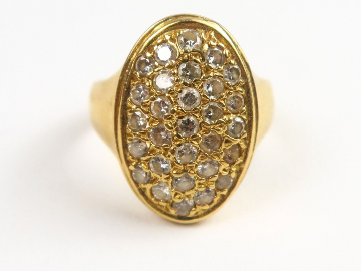 Chevalière ornée d'un pavage de diamants. Poids tel : 5,98 g