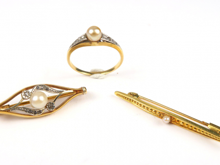 Deux broches et une bague, montures en or, ornées de perles et de diam