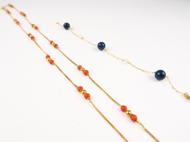 sautoir en or et perles de corail. On y joint un bracelet en or, alter