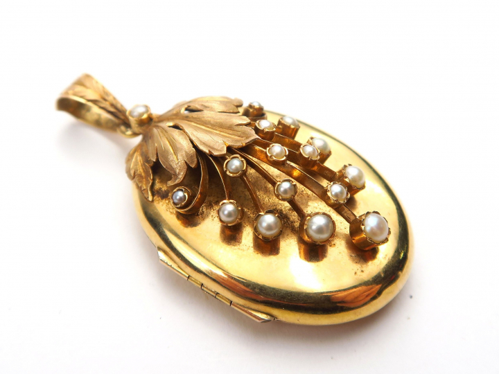 Pendentif porte-photo Napoléon III en or, orné de perles. Poids tel 19
