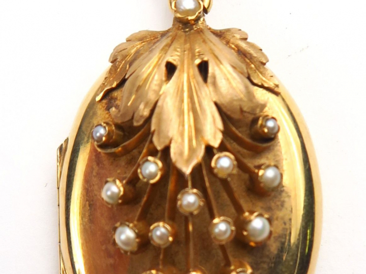 Pendentif porte-photo Napoléon III en or, orné de perles. Poids tel 19