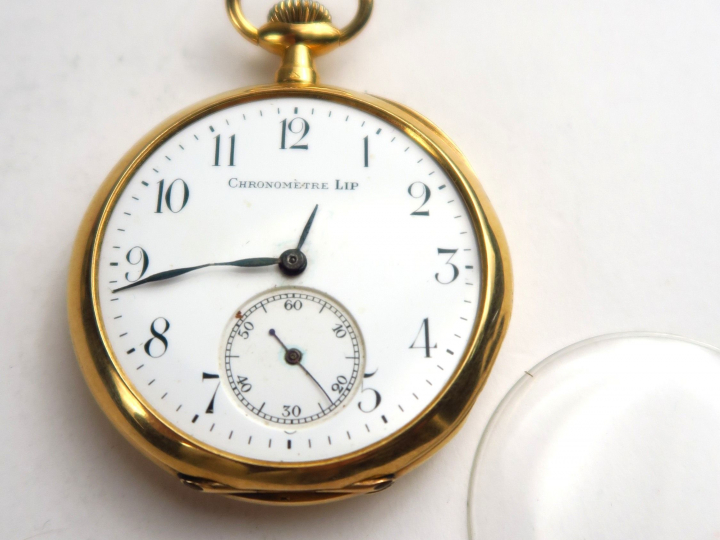 LIP. Montre chronomètre en or. Poids tel sans la vitre : 78,36 g