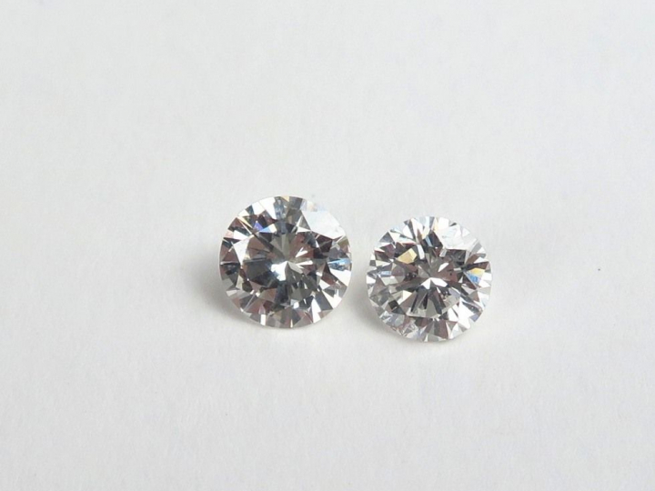  2 diamants sur papier de 0,69 (H, VS1) et 0,73 carat (H, VS1) (ref. p