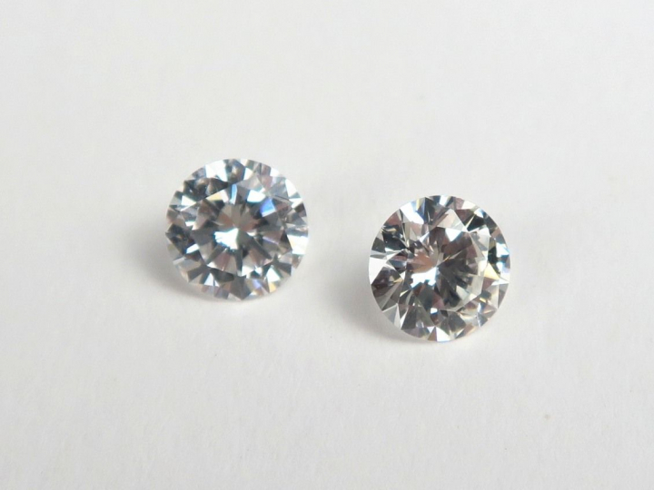 2 diamants sur papier de 0,69 carat chacun (H, VS1) (ref. pli 3 K)