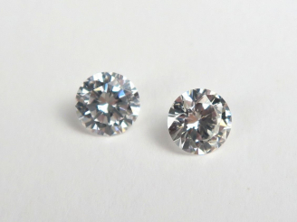 Vente aux enchères 2 diamants sur papier de 0,69 carat chacun (H, VS1) (ref. pli 3 K)