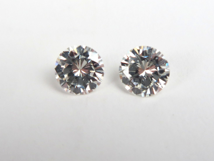 2 diamants sur papier de 0,61 carat chacun, (I, VS1 et H, VS2)  (ref. 