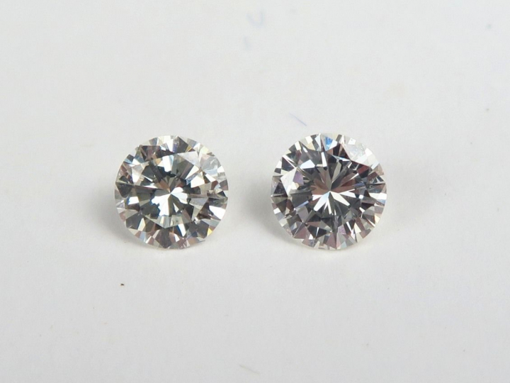 2 diamants de 0,60 carat (I, SI1) et 0,61 carat (J, VS2) (ref. pli 1 D