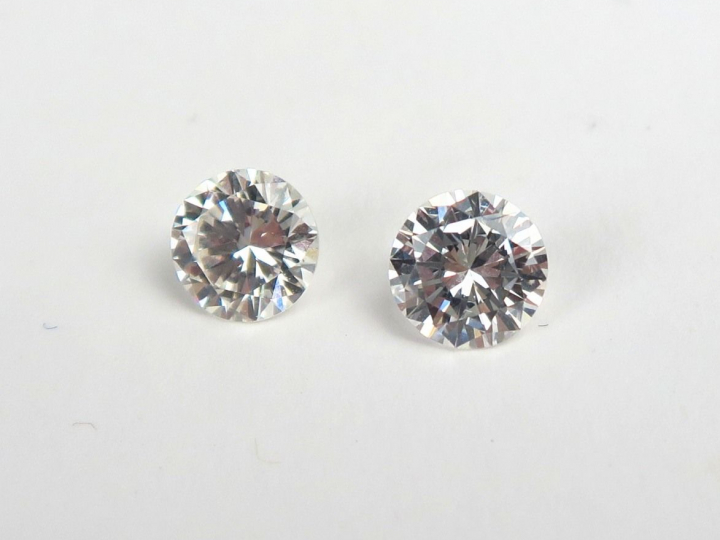 2 diamants sur papier de 0,58 carat (I VVS1) et 0,60 carat (G, VVS2) (