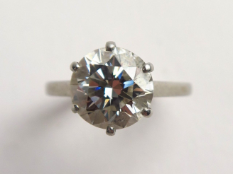 Vente aux enchères Bague solitaire ornée d'un diamant de 2,40 carats environ, J, VS1. Mon