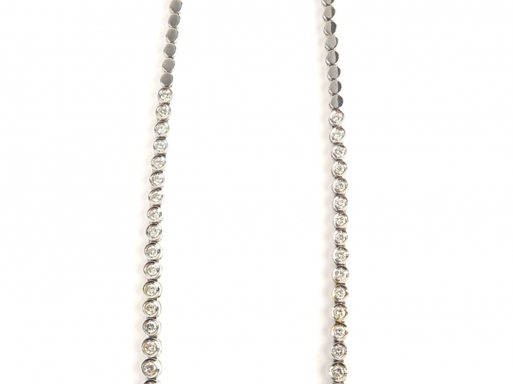 Collier orné de 57 diamants sertis clos, positionnnés en chute de 0,25